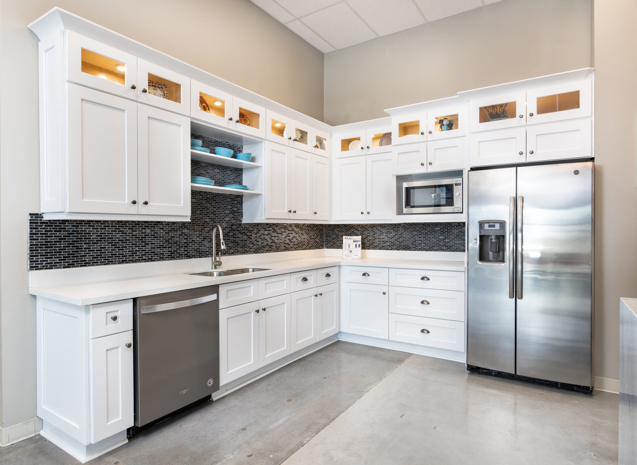 Shaker White Kitchen Cabinets in Austin: The Timeless Trend That Never Goes Out of Style